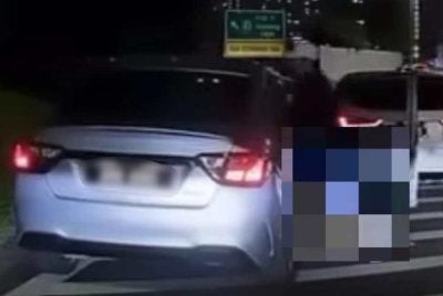 Tular rakaman video memaparkan dua pemandu dipercayai bergaduh di tengah jalan selepas berlaku perselisihan faham dikatakan berpunca daripada cubaan memotong barisan di Taman Medan di sini pada Khamis.