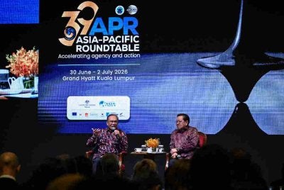 Anwar (kiri) ketika menyampaikan ucaptama pada Persidangan Meja Bulat Asia Pasifik (APR) ke-39, pada Khamis. Foto Bernama 
