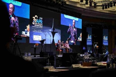 Anwar semasa menyampaikan ucaptama pada Sidang Meja Bulat Asia-Pasifik ke-39, pada Khamis.