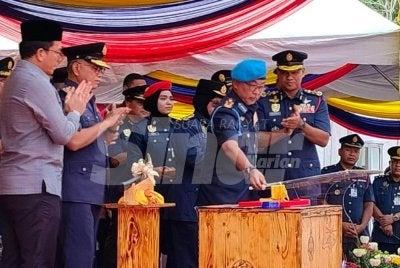 Al-Sultan Abdullah berkenan menyempurnakan gimik perasmian BBP Sungai Lembing pada Khamis.