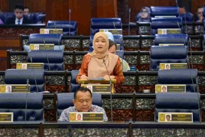 Fadhlina pada sesi Waktu Pertanyaan-Pertanyaan Menteri di Dewan Rakyat, pada Khamis. Foto Bernama 
