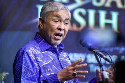 Ahmad Zahid berucap pada Majlis Anugerah Perkhidmatan Cemerlang 2025 dan Santunan Kasih Lembaga Kemajuan Johor Tenggara (KEJORA) di Desaru, pada Khamis. Foto Bernama 