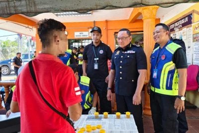 Stien (dua kanan) ketika menyiasat kelindan lori ais yang ditahan kerana positif dadah pada hari pertama dia bekerja pada Khamis.
