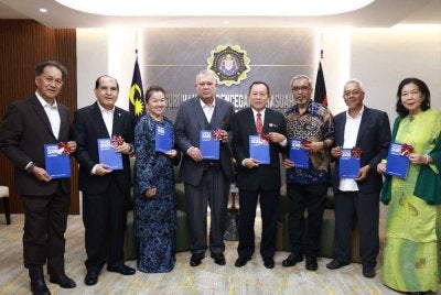 Majlis Penyerahan Buku Laporan Panel Perundingan dan Pencegahan Rasuah (PPPR) Tahun 2025 turut diadakan apabila Pengerusi PPPR SPRM, Datin Yasmin Ahmad Merican menyerahkan laporan berkenaan kepada Mohamad Salim untuk diedarkan kepada ahli-ahli LPPR.