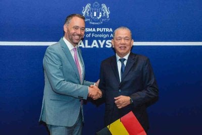 Fadillah (kanan) menerima cenderahati daripada Maxime Prevot (kiri) pada Majlis Makan Tengah Hari di sebuah hotel di Kuala Lumpur pada Khamis. Foto Bernama
