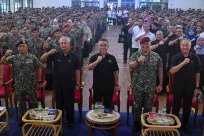 Timbalan Menteri Pertahanan, Adly Zahari (tengah) bergambar kenangan selepas merasmikan Jelajah Wira Lembaga Tabung Angkatan Tentera (LTAT) Edisi Pantai Timur di Kem Desa Pahlawan, Ketereh pada Khamis. Foto Bernama.