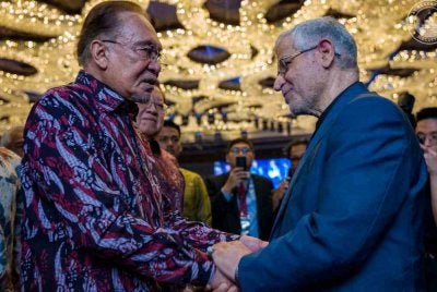 Anwar bertemu Valiollah Mohammadi ketika Persidangan Meja Bulat Asia-Pasifik ke-39 pada Khamis. Foto Facebook Anwar Ibrahim
