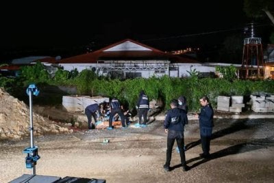 LokasI mayat mangsa ditemui selepas ditikam rakannya dalam kejadian di kawasan tapak pembinaan di belakang sebuah bilik pameran kenderaan di Iramanis, Kota Kinabalu pada awal pagi Rabu.