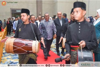 Muhammad Sanusi (tengah) hadir merasmikan Mesyuarat Agung Persatuan Kontraktor Melayu Malaysia (PKMM) Kedah di Alor Setar pada Khamis. Foto: UPDA