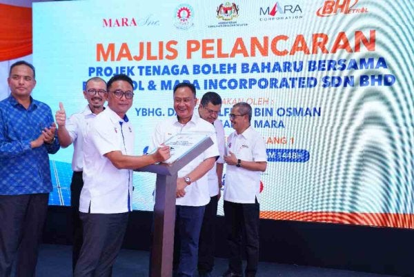 Zulfikri merasmikan Pelancaran Projek Tenaga Boleh Baharu Bersama BHPetrol dan Mara InCorporated Sdn Bhd di Stesen BHP Jalan Genting Klang 1, Kuala Lumpur.
