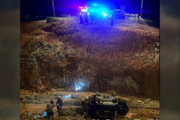 Pihak polis yang bergegas ke lokasi kejadian untuk menyelamatkan mangsa. Foto PDRM