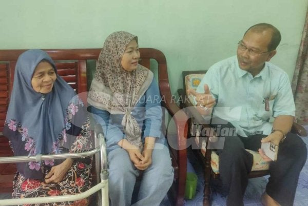 Aminudin (kanan) menziarahi Norlizah (tengah) dan Rahimah di kediaman mereka di Kampung Sementa pada Khamis.