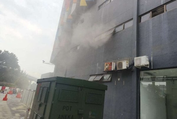 Bilik penghawa dingin di tingkat satu Kompleks PKNS, Seksyen 14, Shah Alam terbakar dalam kejadian petang Khamis.