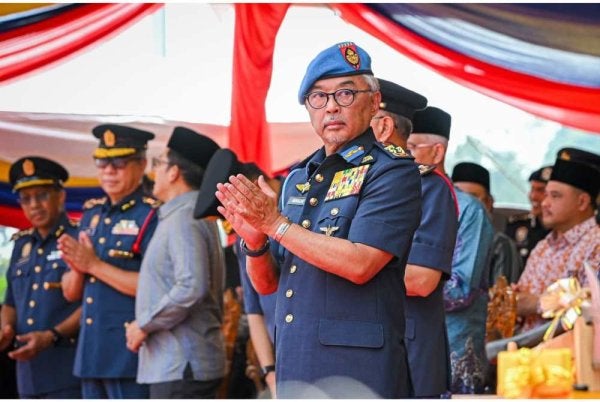 Al-Sultan Abdullah berkenan berangkat menyempurnakan Majlis Perasmian BBP Sungai Lembing di sini pada Khamis. - Foto: FB Kesultanan Pahang