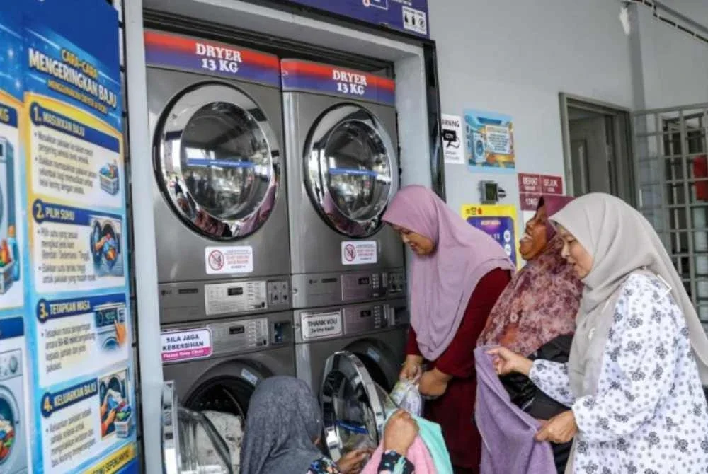 Penduduk menggunakan perkhidmatan dobi yang merupakan inisiatif di bawah Program SejaTi Madani. - Foto: Bernama