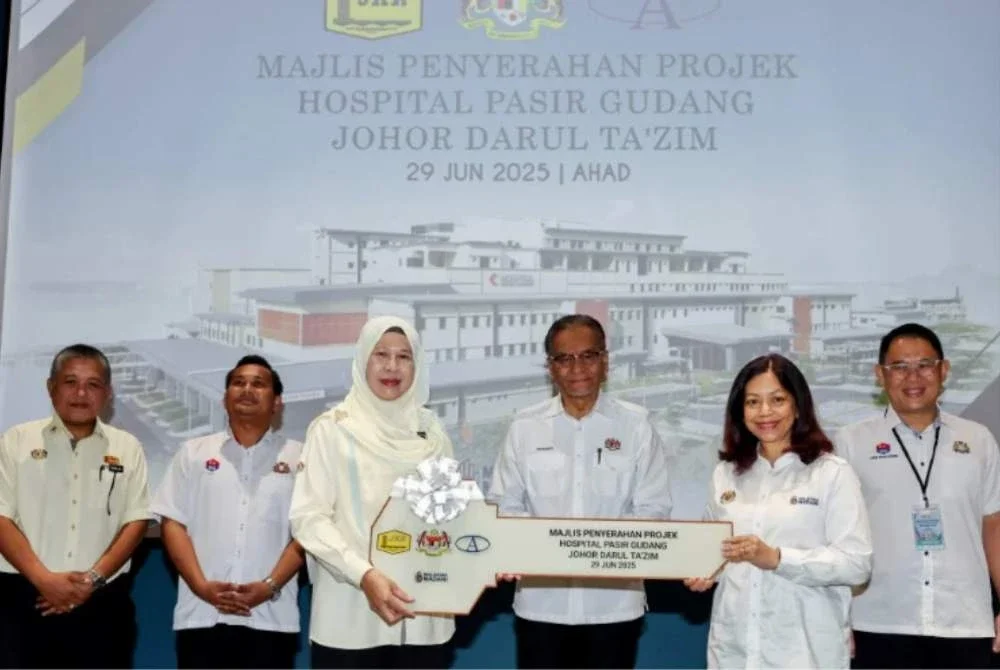 Menteri Kesihatan, Datuk Seri Dr Dzulkefly Ahmad (tiga, kanan) menyaksikan penyerahan replika kunci antara Pengarah Pembinaan Pasukan Projek Khas 1 JKR, Ir Suzzana Punari (tiga, kiri) dan Ketua Setiausaha Kementerian Kesihatan, Datuk Seri Suriani Ahmad (dua, kanan) pada Majlis Penyerahan Projek Hospital Pasir Gudang. - Foto Bernama