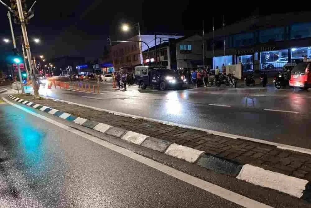 Keadaan kemalangan di maut Jalan Gong Kapas, Kuala Terengganu awal pagi Jumaat.