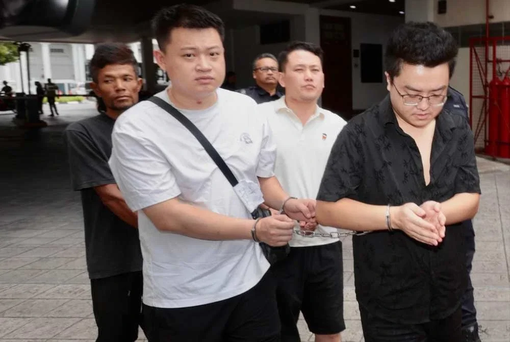 Ketiga-tiga tertuduh dibawa ke Kompleks Mahkamah Georgetown pada pagi Jumaat