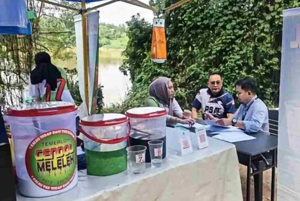 Pegawai TEKUN Nasional turun padang bertemu dua beradik itu bagi meninjau sendiri perkembangan perniagaan serta keperluan mereka. Foto: FB TEKUN Nasional