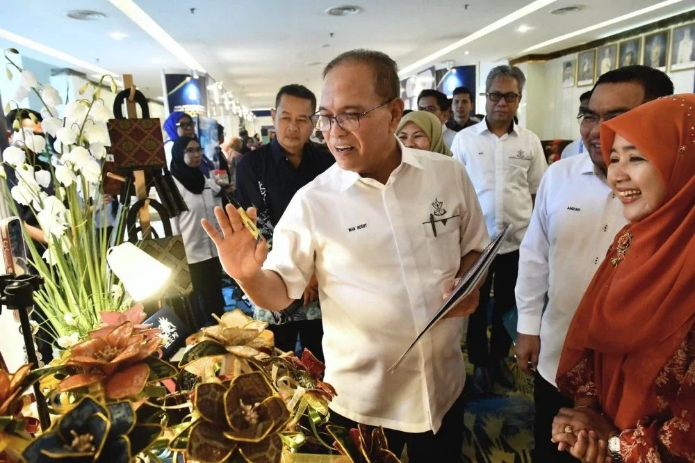 Wan Rosdy meninjau produk usahawan tempatan ketika melawat reruai pameran sempena program keusahawanan di Pahang.