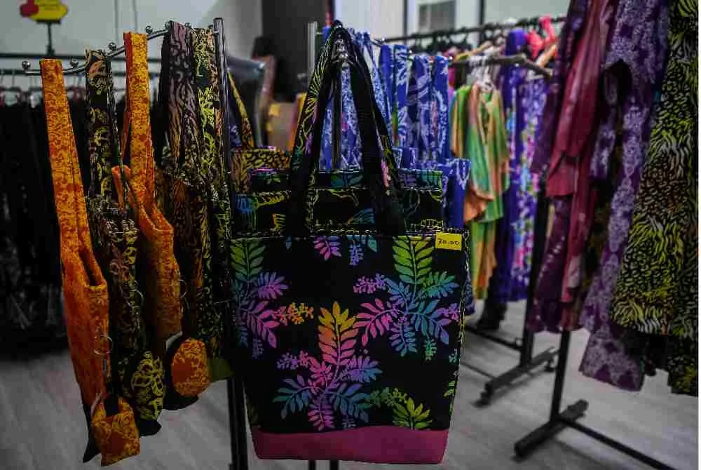 Antara hasil-hasil yang dipamerkan di Rumah Ranorm Batik Creation dengan corak yang menarik dan kreatif yang diusahakan oleh Maimunah. Foto: Bernama