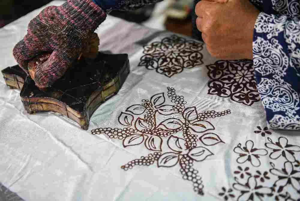 Batik Johor kini diangkat sebagai produk kraf premium yang mengangkat martabat tradisi selatan tanah air, dengan mengetengahkan elemen warisan tempatan seperti lada hitam, gambir dan corak belang harimau sebagai lambang identiti. Foto: Bernama
