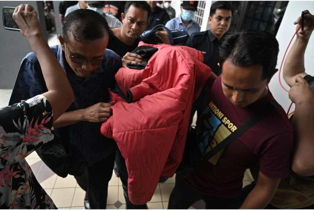 Lima warden penjara dibawa ke Mahkamah Majistret Taiping pada Jumaat atas pertuduhan menyebabkan kecederaan terhadap tiga banduan dalam insiden yang dilaporkan sebagai rusuhan di Penjara Taiping, Januari tahun lalu.