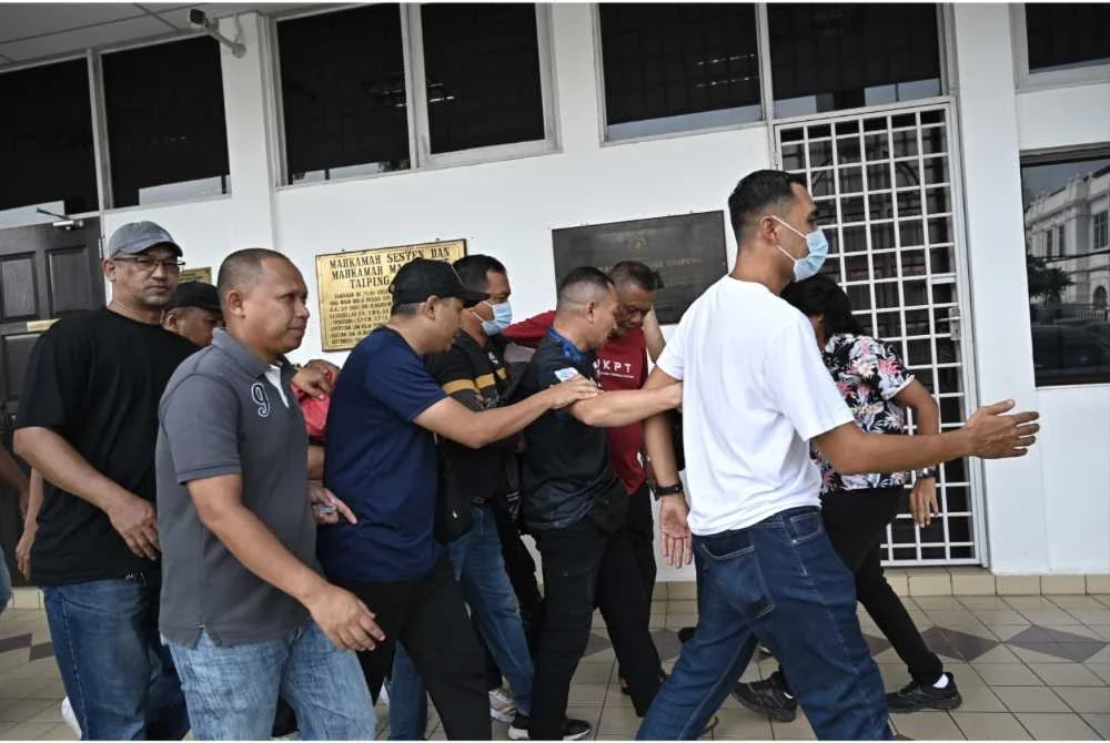 Tinjauan di luar mahkamah mendapati rakan-rakan tertuduh yang hadir membuat kepungan bagi mengelakkan gambar dirakam pihak media.