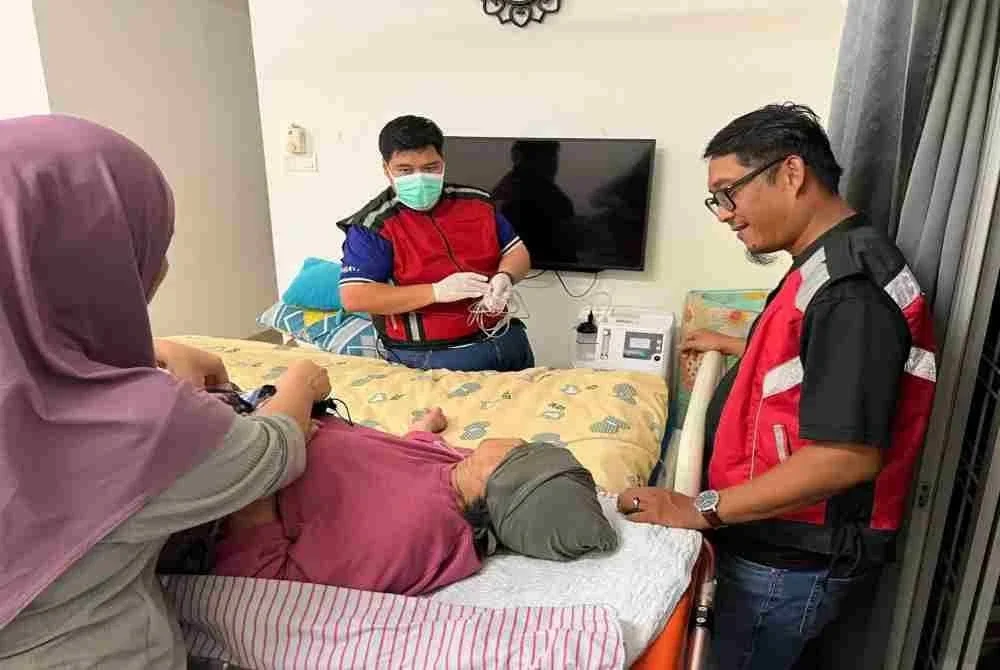 Masrul (kanan) semasa melakukan aktiviti kebajikan menerusi persatuannya untuk menghantar pesakit ke hospital.