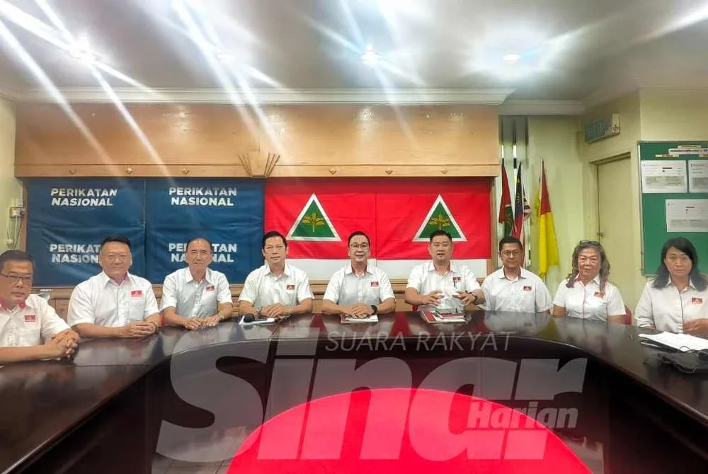 Dominic (tengah) bersama barisan jawatankuasa tertinggi Gerakan selepas mengadakan mesyuarat.