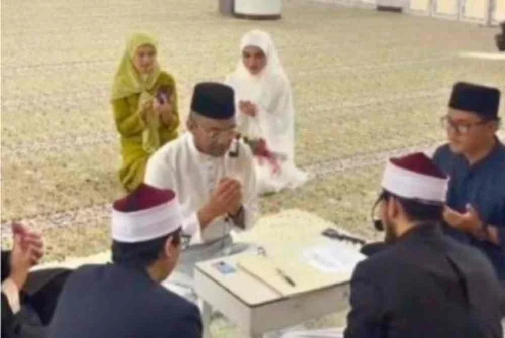Detik bahagia itu dikongsikan secara langsung menerusi siaran langsung di platform TikTok sekali gus menyaksikan ribuan netizen tumpang gembira dan menitipkan doa buat pasangan ini.
