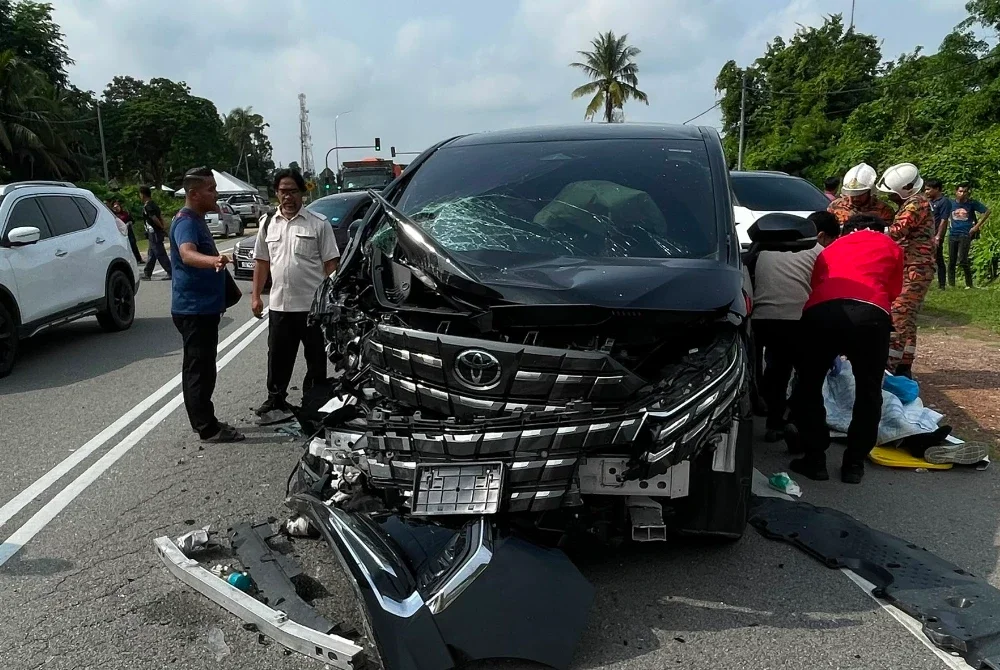 Keadaan Toyota Alphard yang remuk di bahagian hadapan selepas terlibat dalam kemalangan dengan Perodua Alza di Jalan Temerloh-Bera pada Jumaat. - Foto: JBPM Pahang