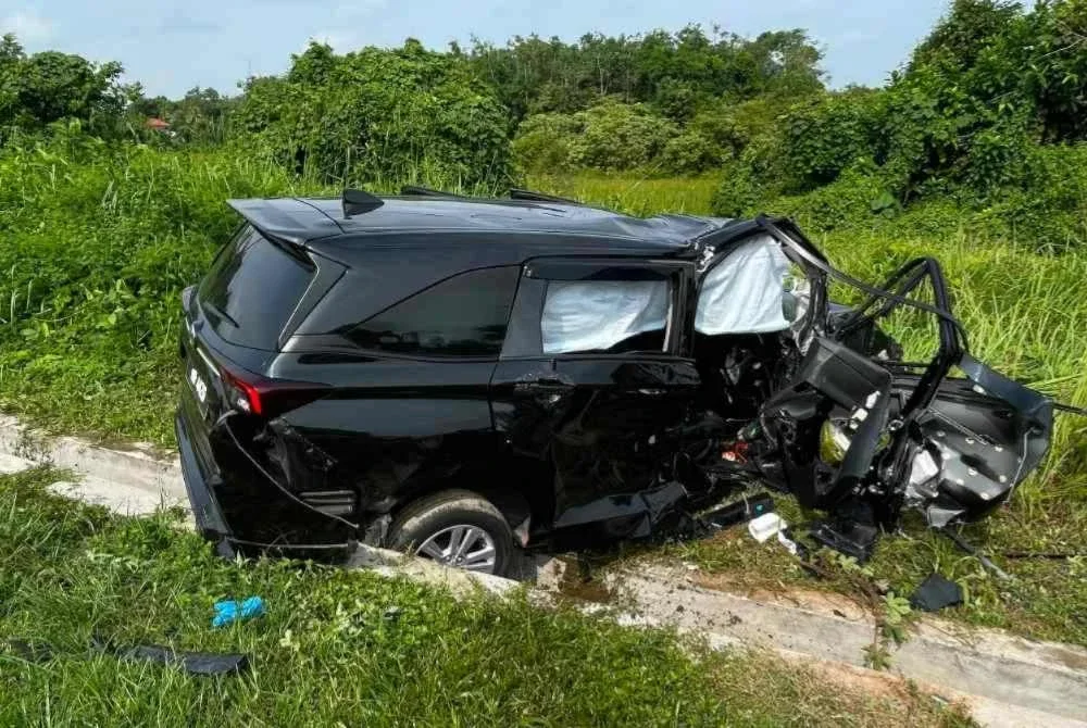 Keadaan Perodua Alza yang dipandu mangsa selepas terlibat kemalangan.di Jalan Temerloh-Bera pada Jumaat. - Foto: JBPM Pahang
