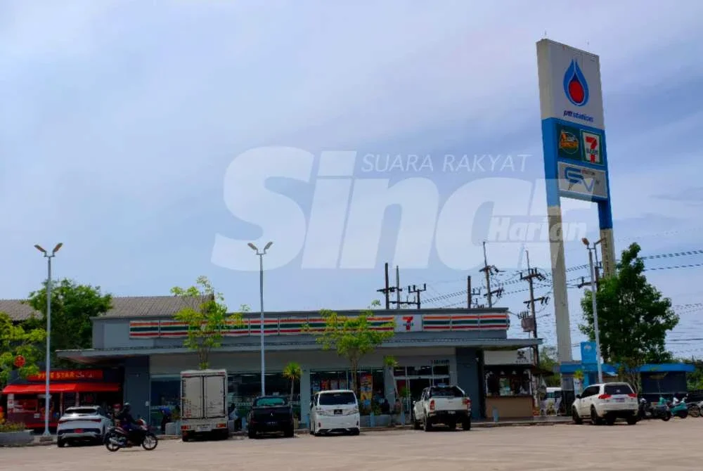 Suasana di pekarangan salah sebuah kedai serbaneka di Sungai Golok, Thailand kelihatan lengang berbanding sebelum kejadian letupan bom. Foto SINAR HARIAN/HAZELEN LIANA KAMARUDIN