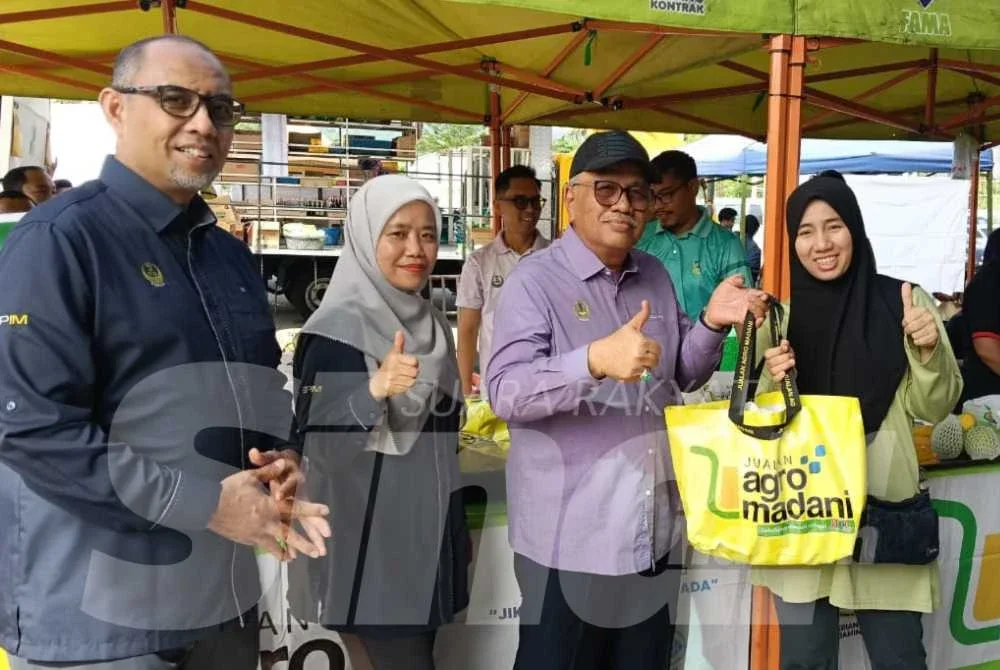 Mohd Zolkafly (tiga dari kiri) ketika hadir ke Jualan Agro Madani sempena Jelajah Sejahtera Agro @ Dewan Undangan Negeri (DUN) Lintang di Arena Sungai Siput pada Jumaat.