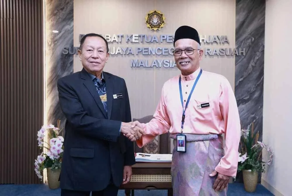 Shamshun (kanan) mengadakan kunjungan hormat kepada Abd Halim di Ibu Pejabat SPRM Putrajaya pada Jumaat. - FOTO: SPRM