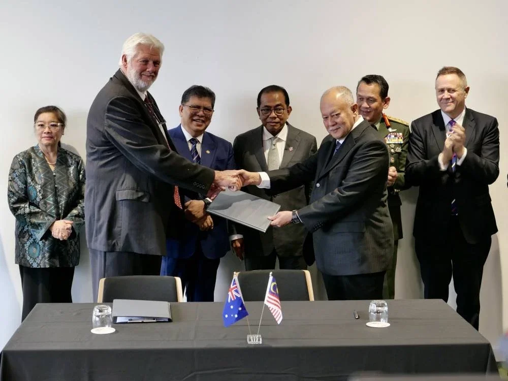 Perjanjian kerjasama tersebut dimeterai antara Syed Azman (tiga kanan) dengan Allan James Payne (dua kiri).