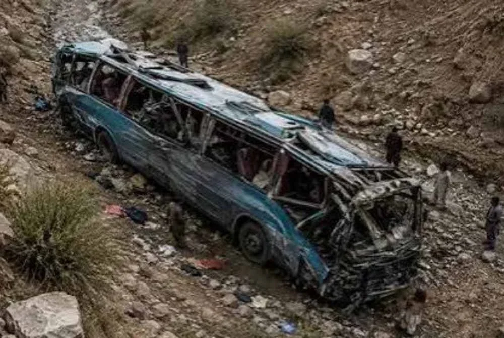 Insiden itu berlaku selepas pemandu hilang kawalan di selekoh tajam di kawasan pergunungan ketika ia menuju daerah Peshawar barat laut dari ibu kota wilayah Balochistan, Quetta. Foto: Agensi