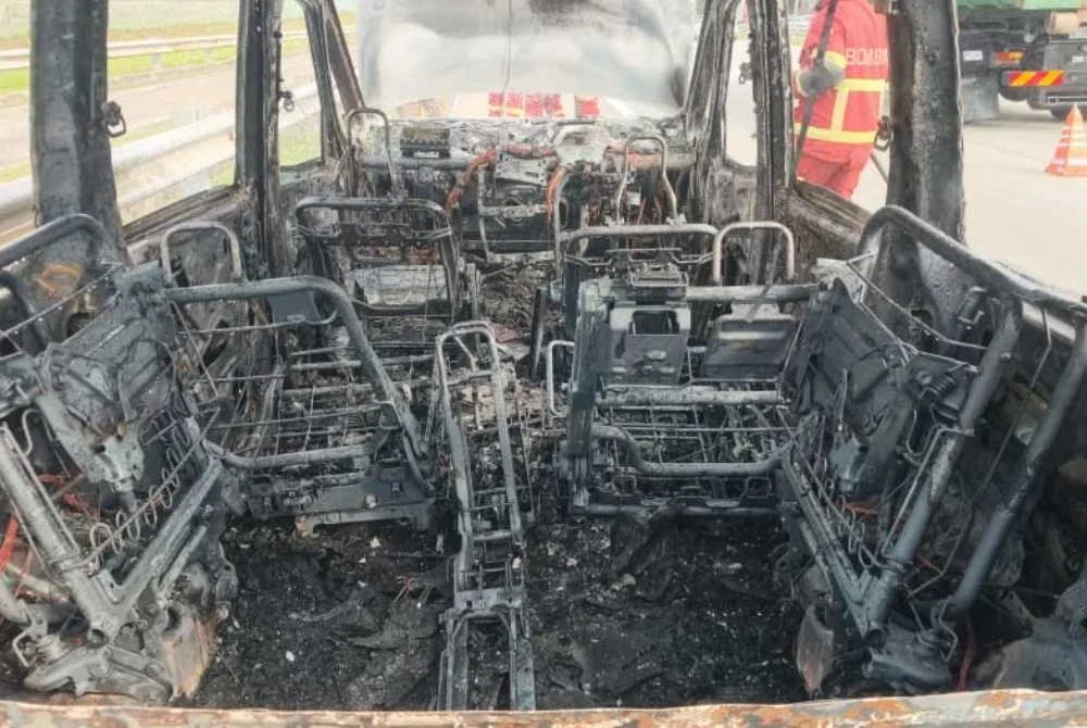 Keadaan kenderaan yang terbakar di sini pada Jumaat.