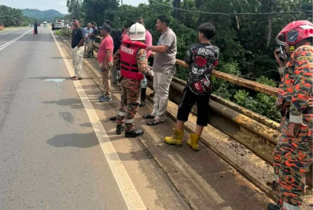 Pasukan penyelamat berusaha mengesan mangsa yang dikhuatiri lemas di Jalan Jabor-Paka berhampiran Bandar Al Muktafi Billah Shah (AMBS), Dungun pada Jumaat.
