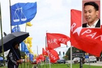 Suasana perang bendera antara parti-parti politik yang bertanding iaitu PH, BN dan Bersama dapat dilihat di sekitar Pekan Kulai sempena kempen PRN Johor Ke-16. - Foto: Bernama - Gambar kecil (Hussain Yusri)