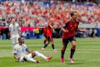 Mikel Oyarzabal (kanan) muncul wira Sepanyol apabila meledak dua gol pada minit ke-36 dan ke-89. Foto: Agensi 