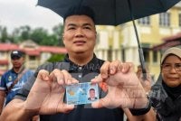 Albert Tei menunjukkan kad pengenalannya ketika ditemui pemberita di Pejabat SPRM Negeri Sembilan
