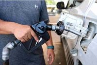 Permohonan pendaftaran bagi Sistem Kawalan Diesel Bersubsidi (SKDS) untuk sektor baharu Pengangkutan Darat (persendirian syarikat – jip dan pikap) dibuka mulai hari ini. Foto Bernama
