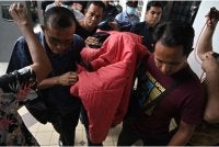 Lima warden penjara dibawa ke Mahkamah Majistret Taiping pada Jumaat atas pertuduhan menyebabkan kecederaan terhadap tiga banduan dalam insiden yang dilaporkan sebagai rusuhan di Penjara Taiping, Januari tahun lalu.