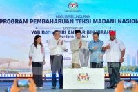 Anwar (tengah) merasmikan gimik Program Pembaharuan Teksi Madani Nasional pada Jumaat. FOTO SINAR HARIAN/ASRIL ASWANDI SHUKOR