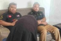 Intan semasa menerima kunjungan Amirul Syahir (kiri) di rumahnya di Alor Setar.