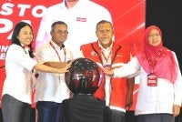 Amirudin (dua dari kiri) melancarkan Manifesto PH bagi PRN Johor di Johor Bahru pada Jumaat.