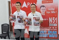 Lih Kang (kanan) bersama Arthur (kiri) melancarkan Manifesto DUN Bukit Batu pada Jumaat.