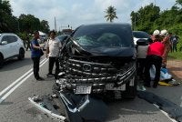 Keadaan Toyota Alphard yang remuk di bahagian hadapan selepas terlibat dalam kemalangan dengan Perodua Alza di Jalan Temerloh-Bera pada Jumaat. - Foto: JBPM Pahang